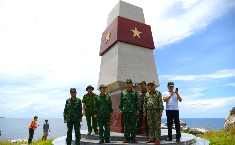 La delegacion de la encuesta de campo en el punto base A1 en Hon Nhan y algunas areas importantes de defensa nacional, seguridad, socioconomica en la comuna Chau. Foto: Phuong Vu