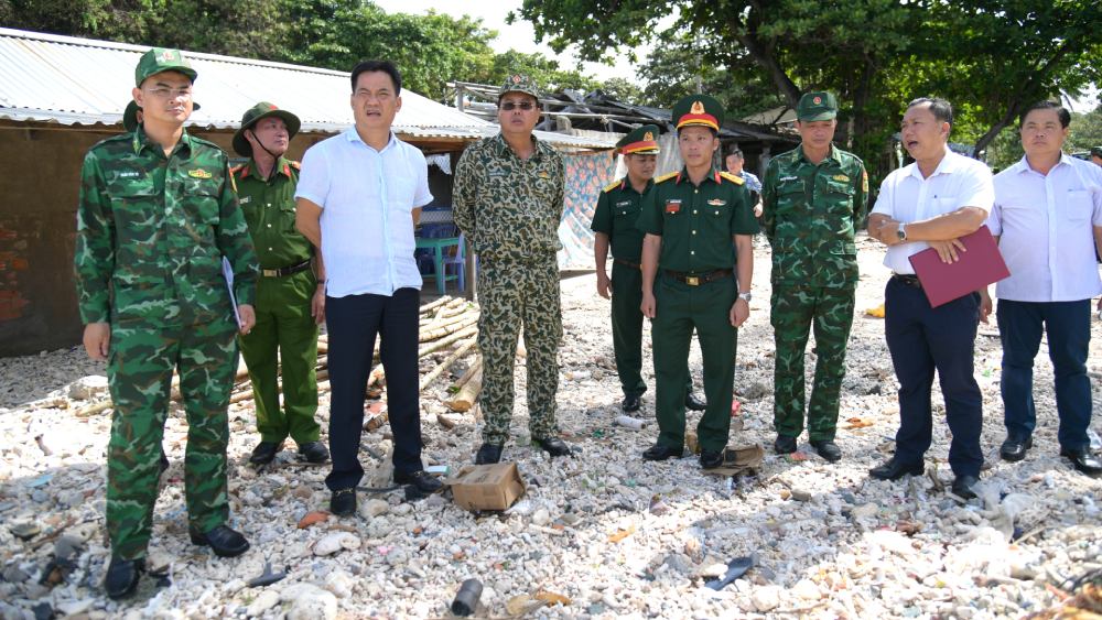 Bi thu Tinh uy Kien Giang Nguyen Tien Hai (mang kinh den) va doan cong tac khao sat cac khu vuc tren xa Tho Chau. Anh: Phuong Vu