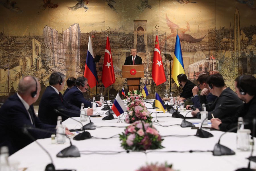 Tong thong Tho Nhi Ky Recep Tayyip Erdogan (giua) gap go cac phai doan Nga va Ukraina truoc vong dam phan hoa binh truc tiep tai Istanbul, Tho Nhi Ky, ngay 29.3.2022. Anh: Xinhua