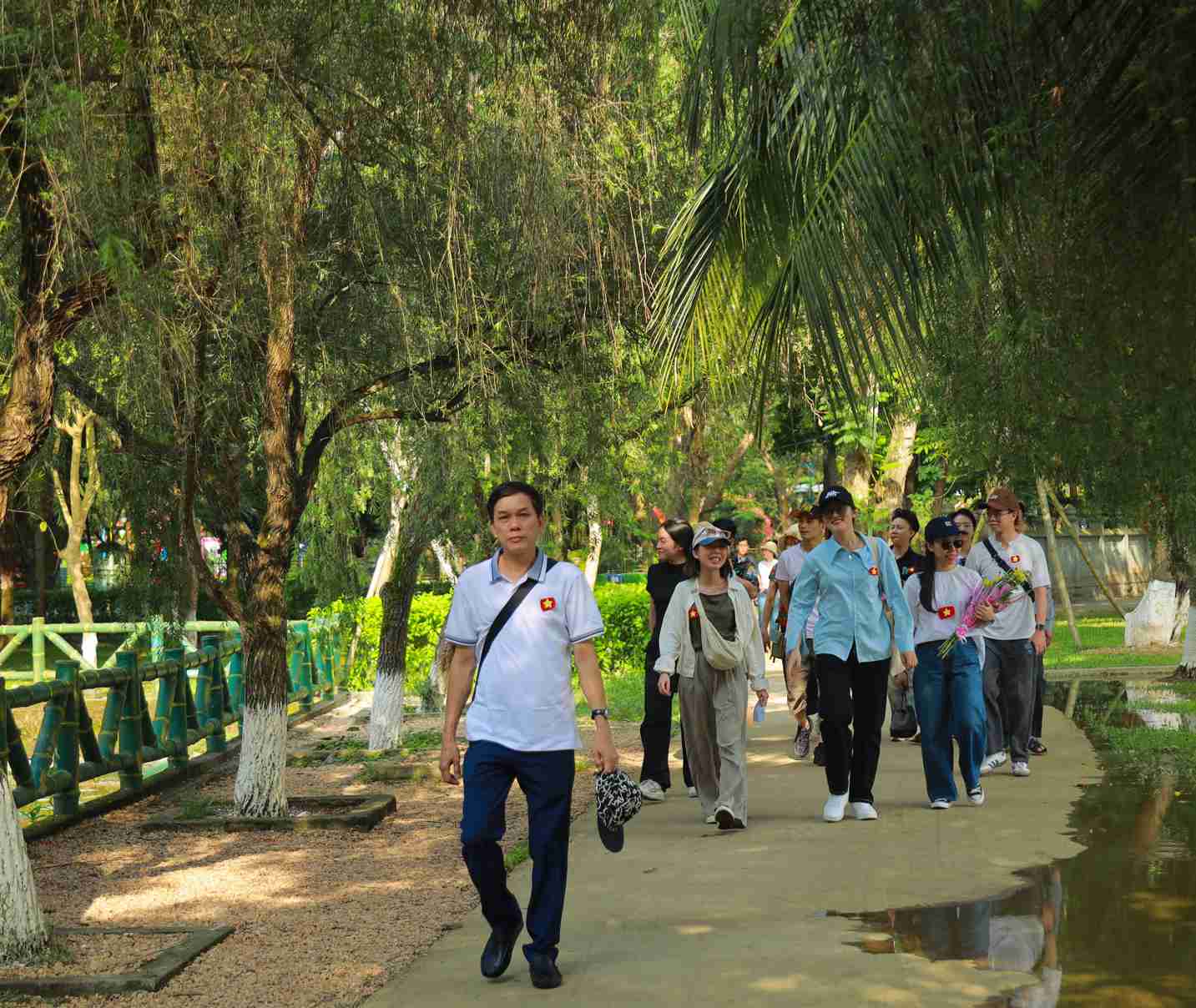 Le hoi Lang Sen la dip de dong bao ca nuoc va ban be quoc te bay to long thanh kinh, biet on vo han doi voi Chu tich Ho Chi Minh. Anh: Ngoc Anh