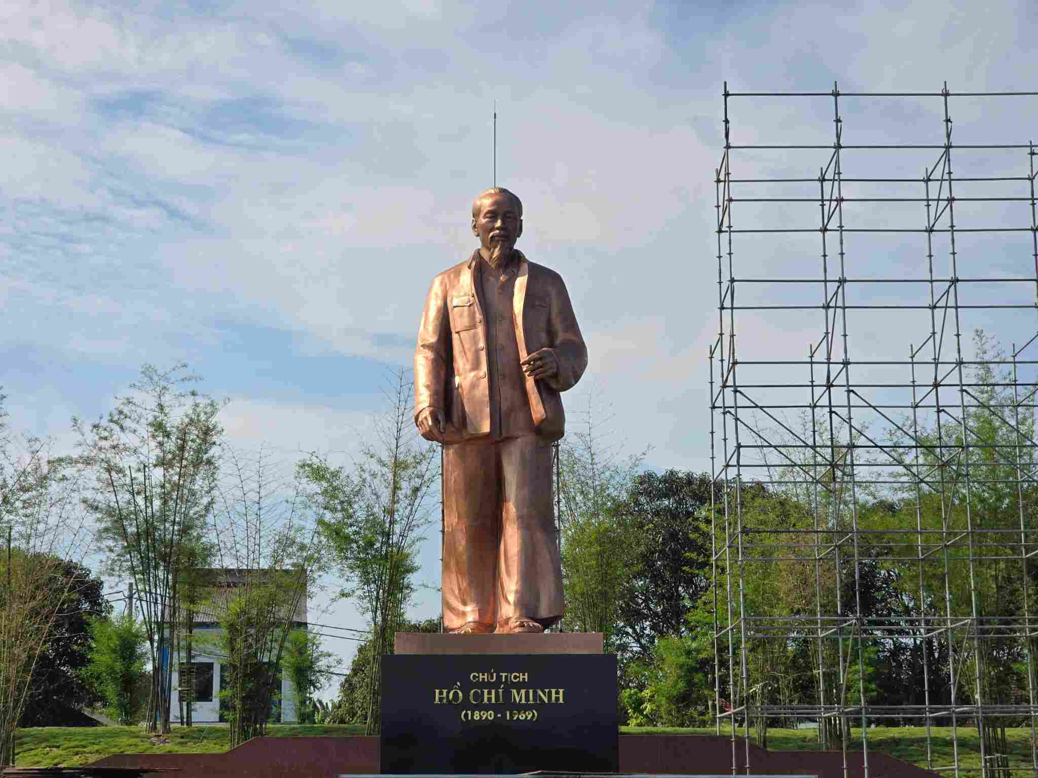 Tuong dai “Bac Ho ve tham que” duoc dat tai tai san van dong xa Kim Lien. Anh: Ngoc Anh
