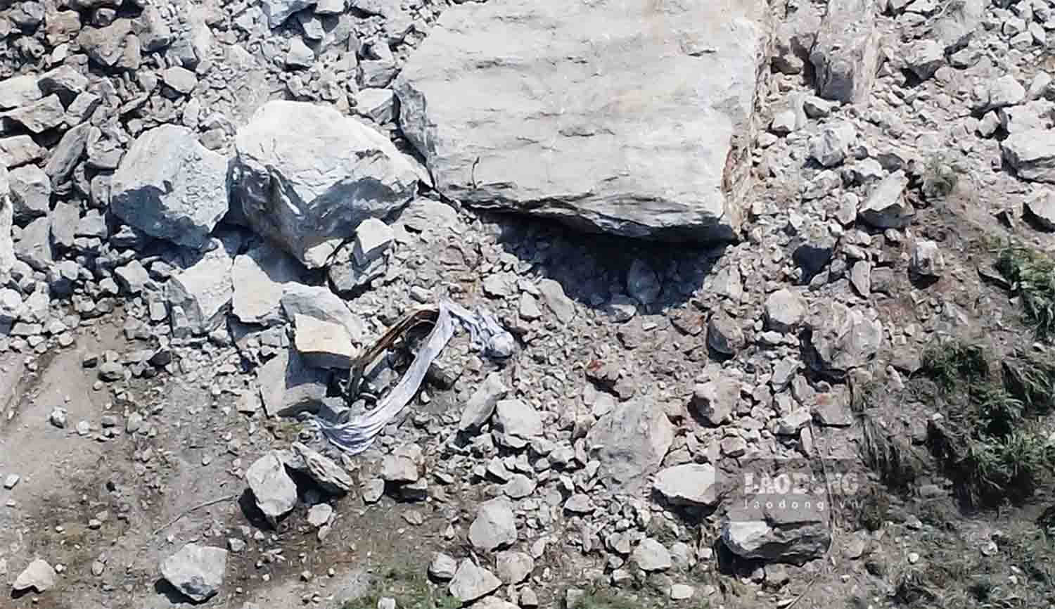 El colapso de quarrier de Thien Son Tuyen Quang Co., Ltd. ha enterrado muchos vehiculos de explotacion. Foto: Viet Bac.