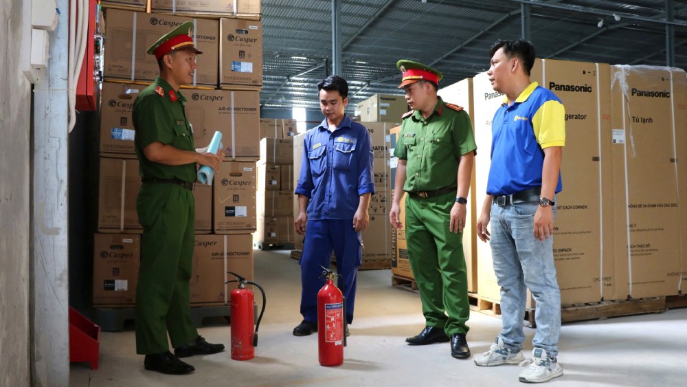 Las fuerzas funcionales inspeccionan la seguridad y la seguridad del incendio en el almacen de una unidad de negocios. Foto: Tien Dung