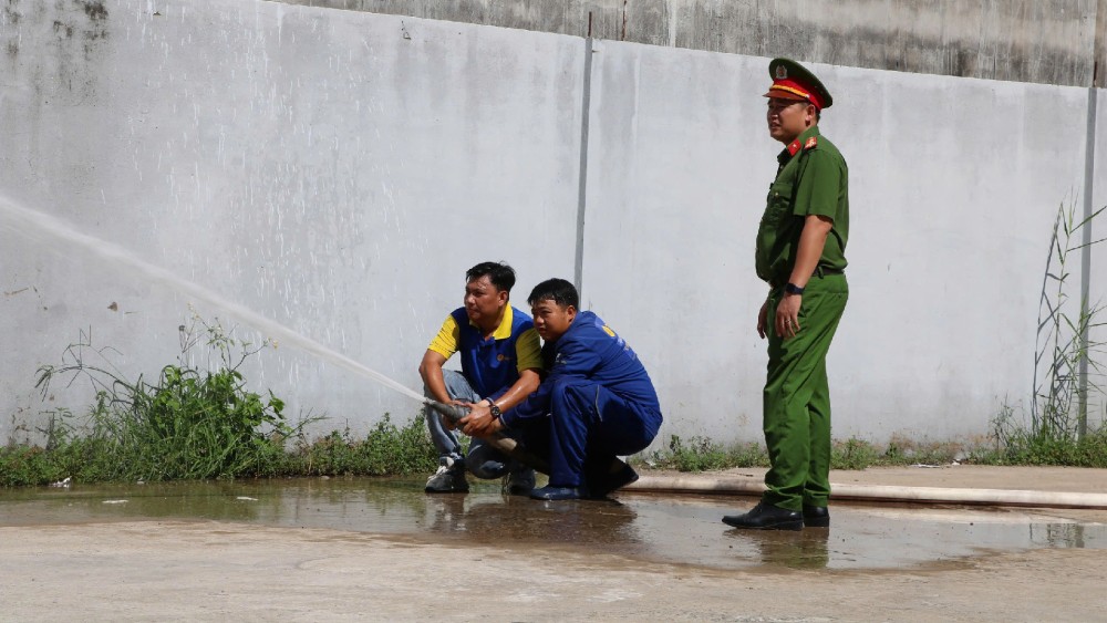 Can bo Phong Canh sat PCCC va CNCH huong dan nhan vien xu ly tinh huong chay, no xay ra. Anh: Tien Dung