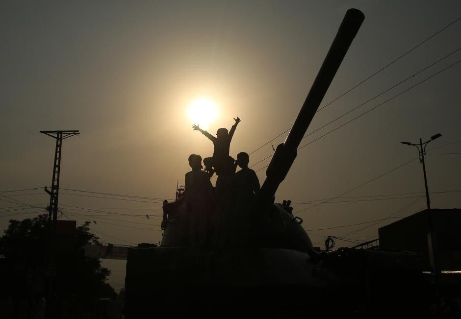 Nguoi dan Pakistan an mung sau lenh ngung ban giua Pakistan va An Do, ngay 10.5.2025. Anh: Xinhua
