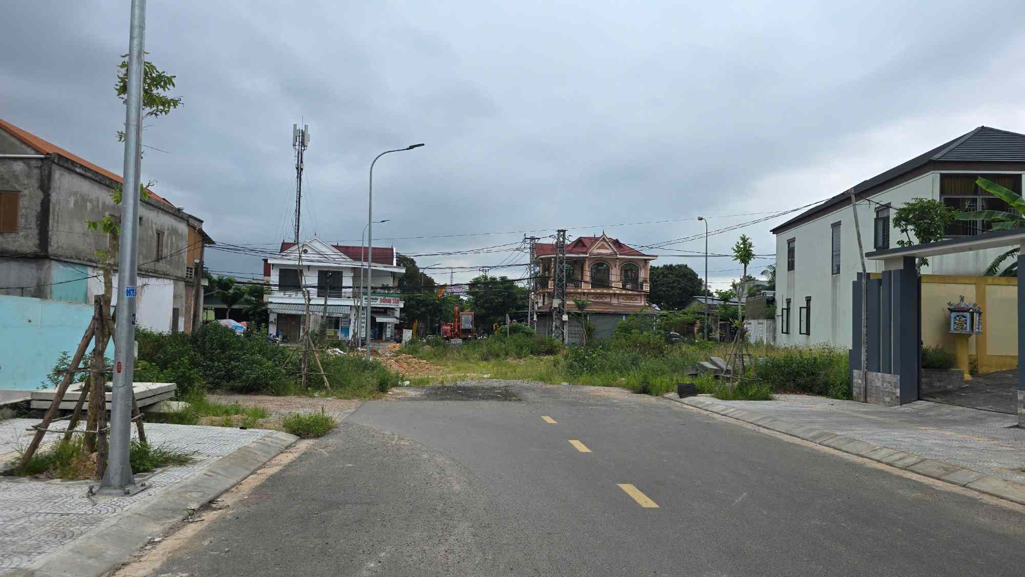 Đường Nguyễn Trãi nối dài đã thảm nhựa nhưng chưa có lối ra, 20 mét đầu tuyến giao với Quốc lộ 9 chưa thi công vì chưa được phép đấu nối.  Ảnh: Hưng Thơ