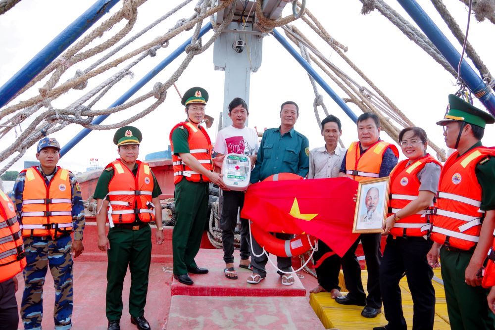 Bo doi Bien phong tinh to chuc tuan tra kiem soat ket hop tang tu thuoc Bien phong, anh Bac Ho, co To quoc va phao cuu sinh cho chu tau ca. Anh: Van Long