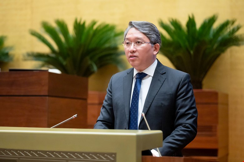 Minister of Justice Nguyen Hai Ninh listened to the presentation of the draft Law amending and supplementing a number of articles of the Law on Handling of Administrative Violations. Photo: Quochoi.vn