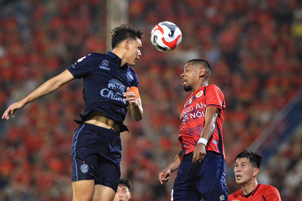 Buriram United has many advantages before the second leg of the final against Hanoi Police. Photo: Minh Dan