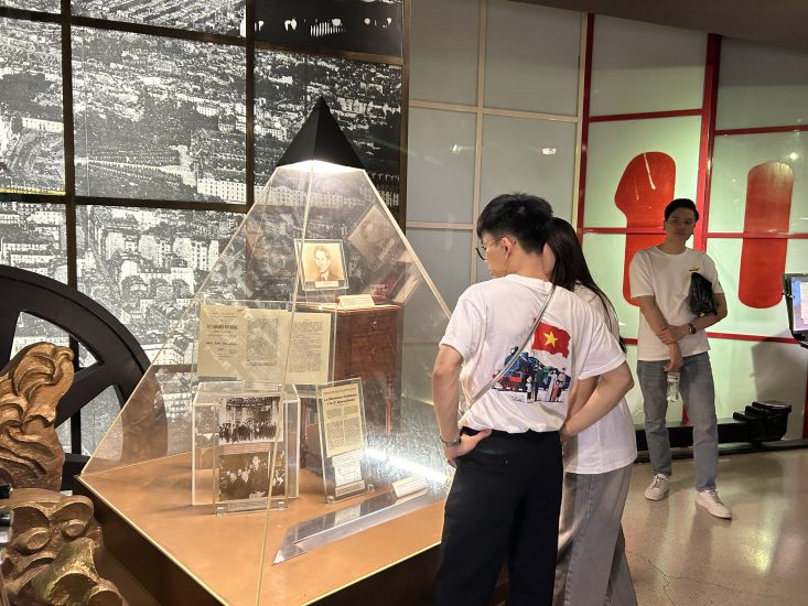 Los jovenes visitan el Museo Ho Chi Minh. Foto: Huong