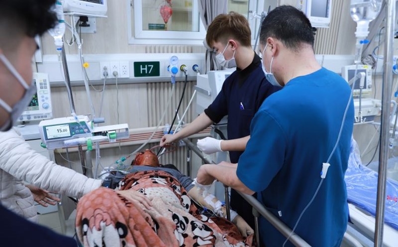 Doctors at Bach Mai Hospital provided emergency care to the patient. Photo: Thuy Linh