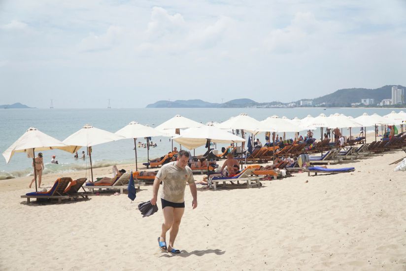 Turistas extranjeros en NHA Trang. Foto: Huu Long