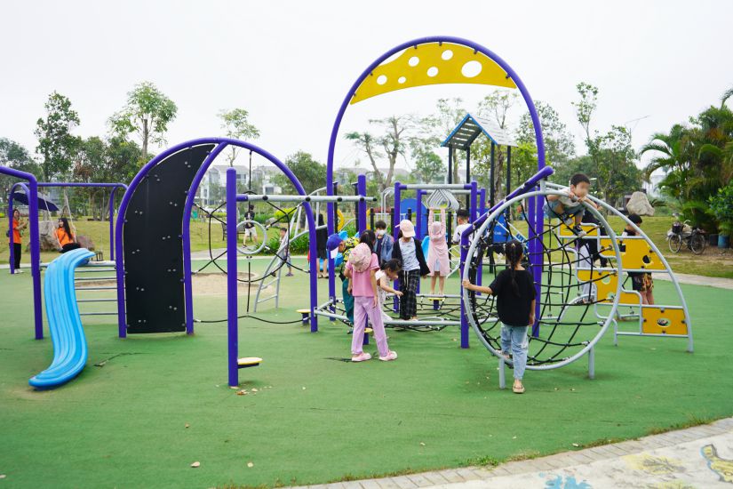 Los trabajadores se divierten en el parque en el Parque Industrial VSIP en el marco de la ceremonia de lanzamiento del mes de trabajo 2025. Foto: Mai Dung