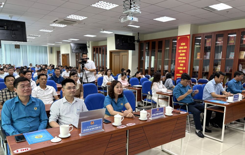 Cán bộc công đoàn, công nhân lao động tham dự hội nghị. Ảnh: Xuân Hùng