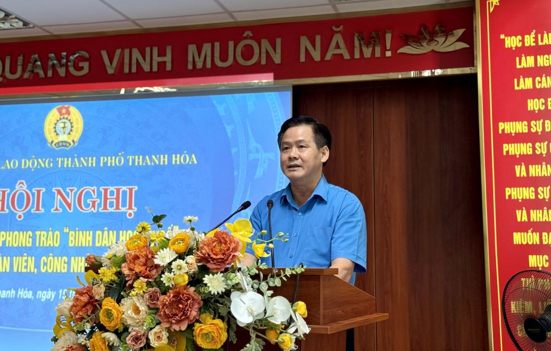 El Sr. Mai Ba Nam - Vicepresidente de la Federacion Laboral de la provincia de Thanh Hoa, hablo para implementar el plan de "numero popular" entre los trabajadores de la ciudad. Thanh Hoa. Foto: Xuan colgado