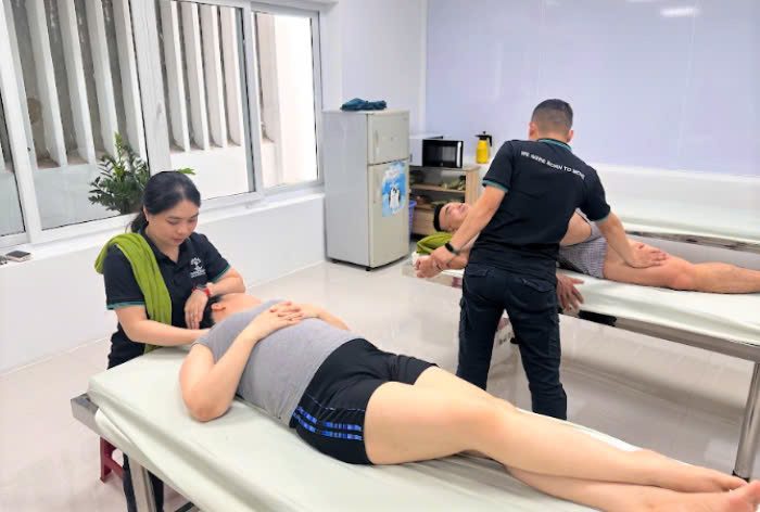 Treat musculoskeletal diseases without drugs. Photo: Song Han