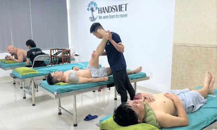 Ngoai cac co so chuyen khoa y te, nhieu benh nhan o nhieu do tuoi khac nhau chon dieu tri, tap phuc hoi benh xuong khop tai Trung tam Handsviet (Da Nang) vi linh hoat thoi gian va co nhieu chuyen gia ve phuc hoi chuc nang. Anh: Song Han