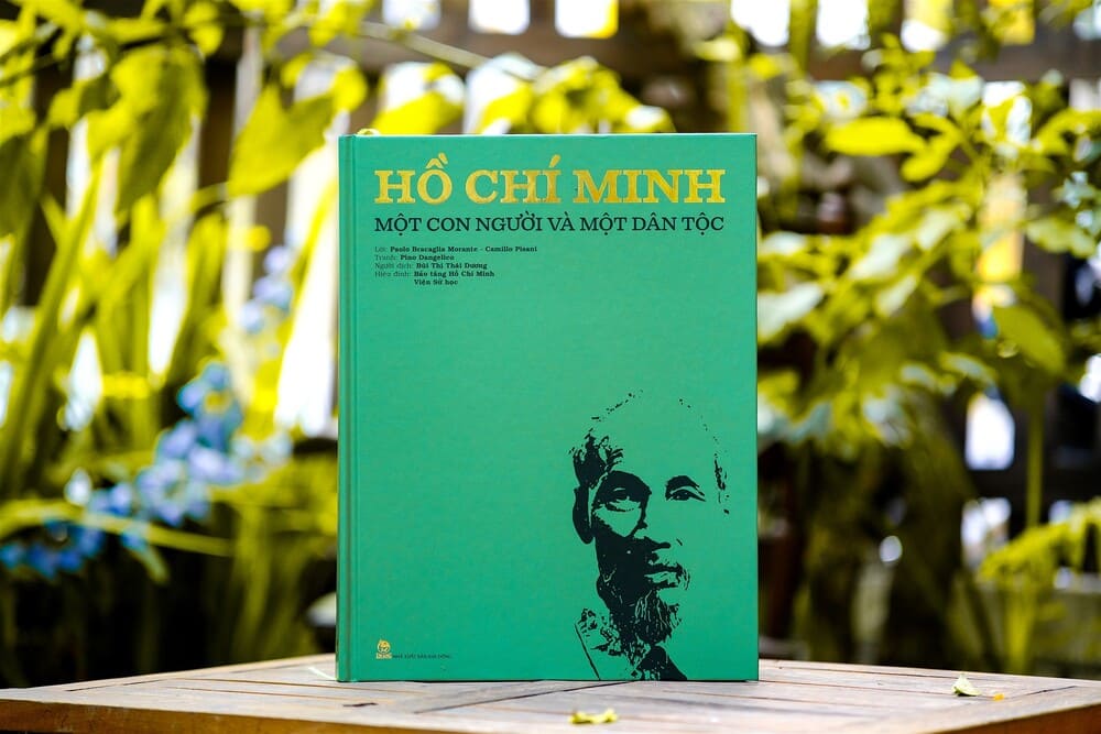 El libro "Ho Chi Minh - una persona y una nacion" lanzo oficialmente a los lectores vietnamitas. Foto: Kim Dong Publishing House