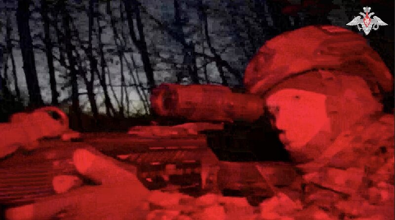 Los soldados rusos derribaron Uvaine UAV en la oscuridad. Foto: Corte del video del Ministerio de Defensa