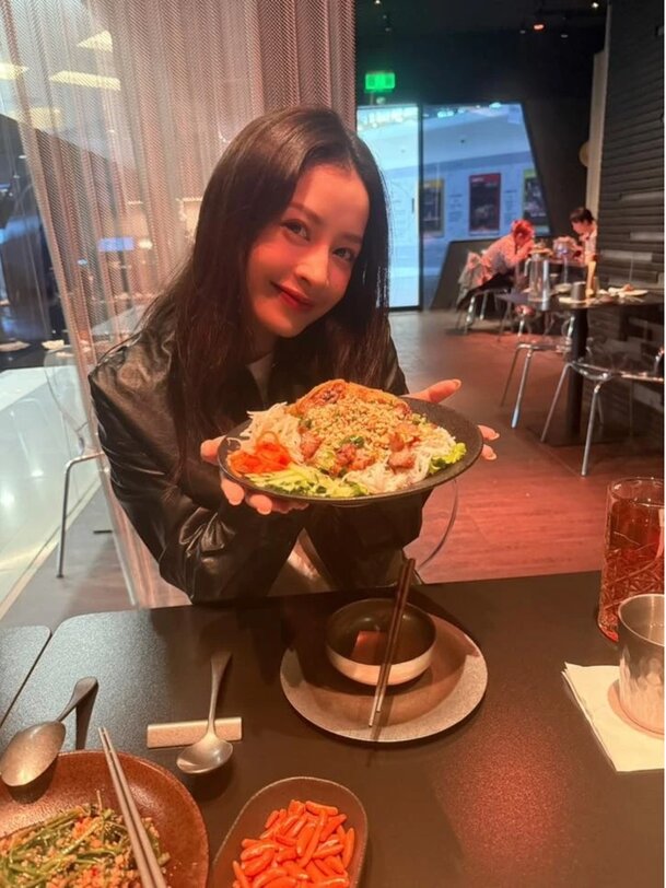 Nu ca si chup hinh tai nha hang cua minh. Anh: Chi Pu