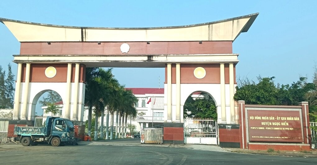 Tru so HDND - UBND huyen Ngoc Hien, Ca Mau hien tai se duoc sua chua truoc khi ket thuc cap huyen, ghep xa de bo tri lam tru so xa moi. Anh: Nhat Ho