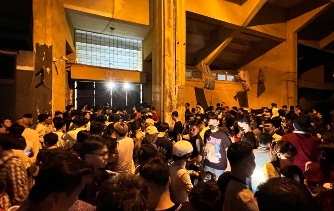 A large number of fans could not enter the stadium to watch Hanoi Police compete on the evening of May 14. Photo: Character provided