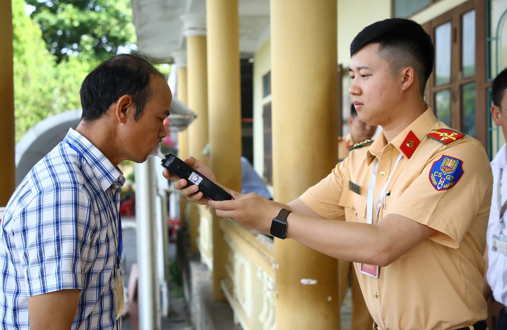 Las fuerzas funcionales miden el contenido de alcohol para los candidatos antes de ingresar al examen. Foto: Cong Sang