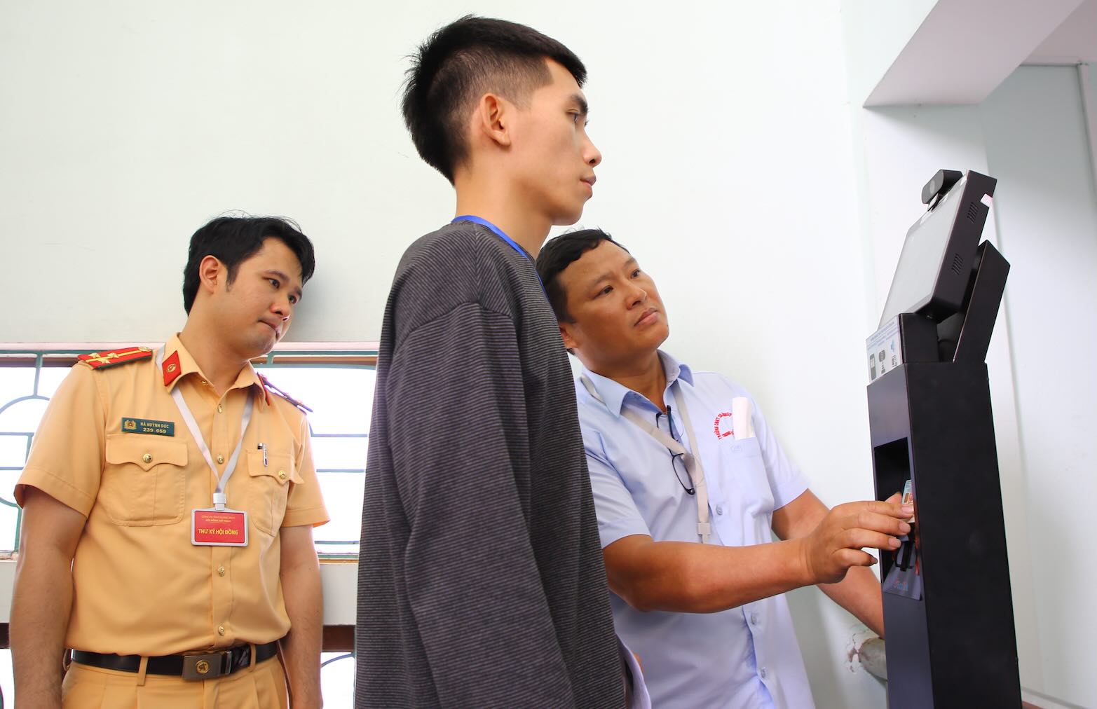 Thi sinh xac nhan can cuoc cong dan truoc khi vao thi. Anh: Cong Sang