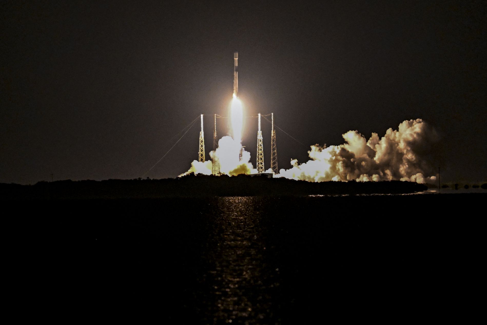 SpaceX phong ten lua dua ve tinh Starlink len quy dao thap cua Trai dat. Anh: AFP