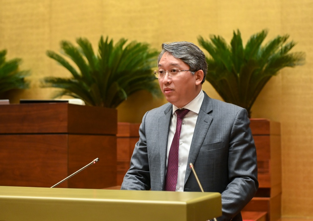Minister of Justice Nguyen Hai Ninh submitted the draft resolution to the National Assembly. Photo: Pham Dong