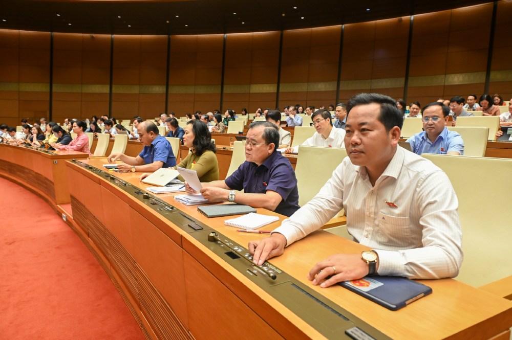 Chinh phu de xuat ho tro luong cho nguoi lam cong tac xay dung phap luat. Anh: Pham Dong