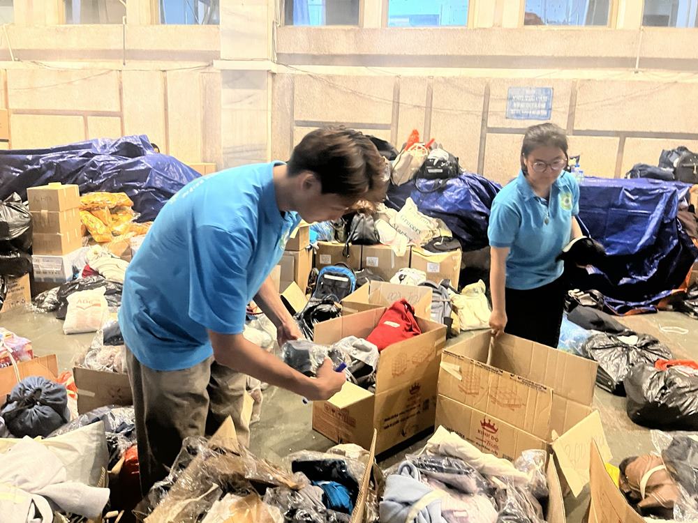 Cac tinh nguyen vien duoc phan cong lam cac nhiem vu khac nhau tai chua. Anh: Chi Long