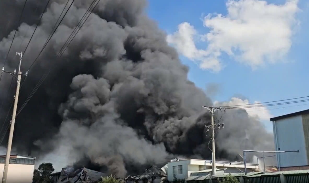 La escena del fuego de la compañia en Binh Duong. Photo Dinh Trong