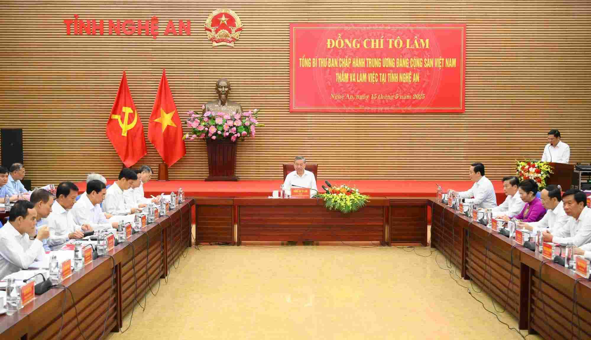 Tong Bi thu To Lam chu tri buoi lam viec voi Ban Thuong vu Tinh uy Nghe An. Anh: Thanh Cuong