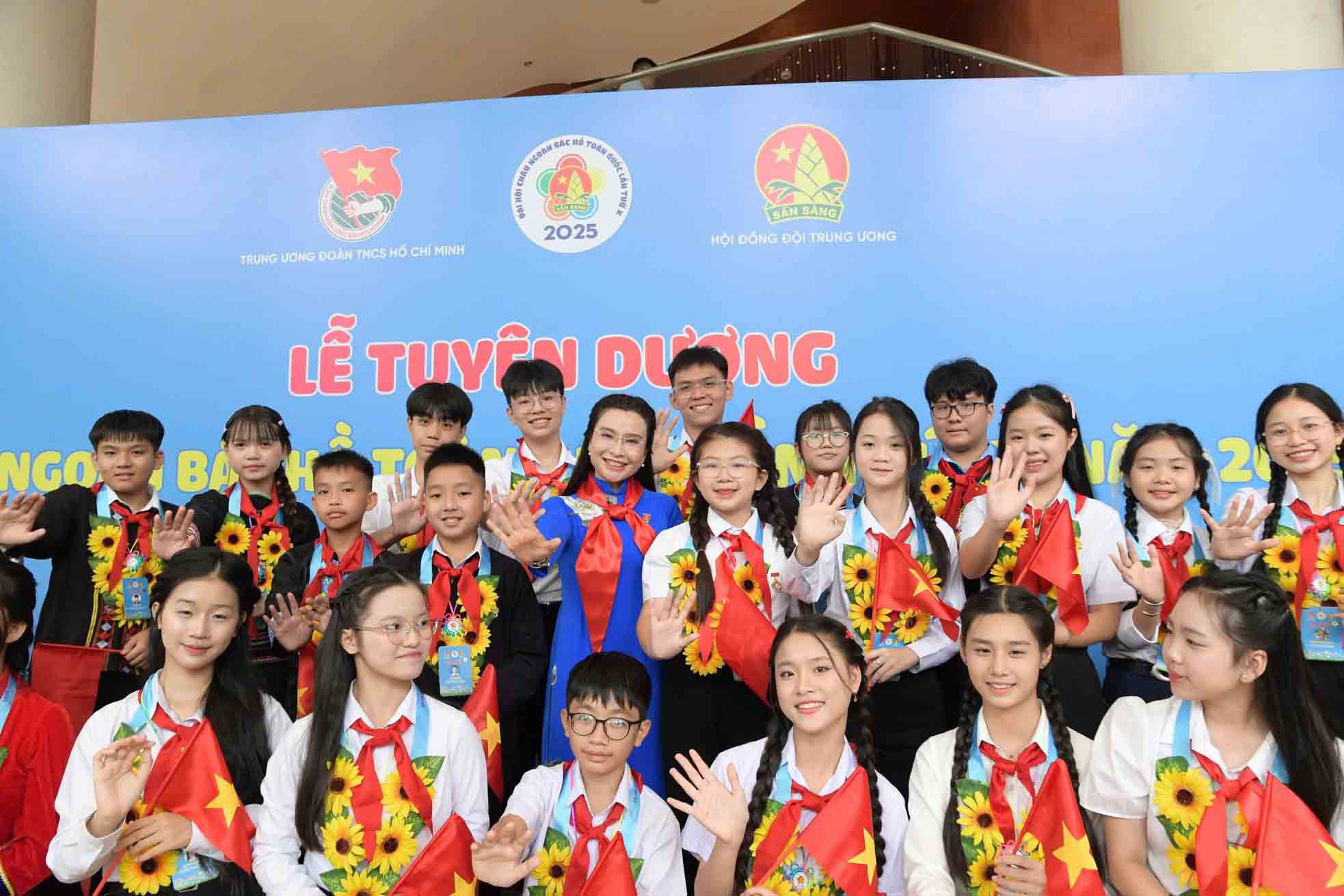 Chị Nguyễn Phạm Duy Trang - Bí thư Trung ương Đoàn, Chủ tịch Hội đồng Đội Trung ương, Trưởng ban Tổ chức Đại hội Cháu ngoan Bác Hồ toàn quốc lần thứ X chụp hình cùng thiếu nhi đại biểu Đại hội Cháu ngoan Bác Hồ toàn quốc lần thứ X năm 2025. Ảnh: Tùng Linh 