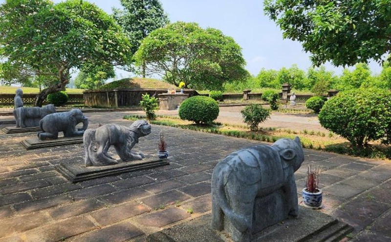 At around 9:30 p.m. on May 3, the Thanh Hoa Center for Historical Research and Cultural Heritage Conservation discovered signs of encroachment on the mausoleum of King Le Tuc Tong. Photo: Minh Hoang