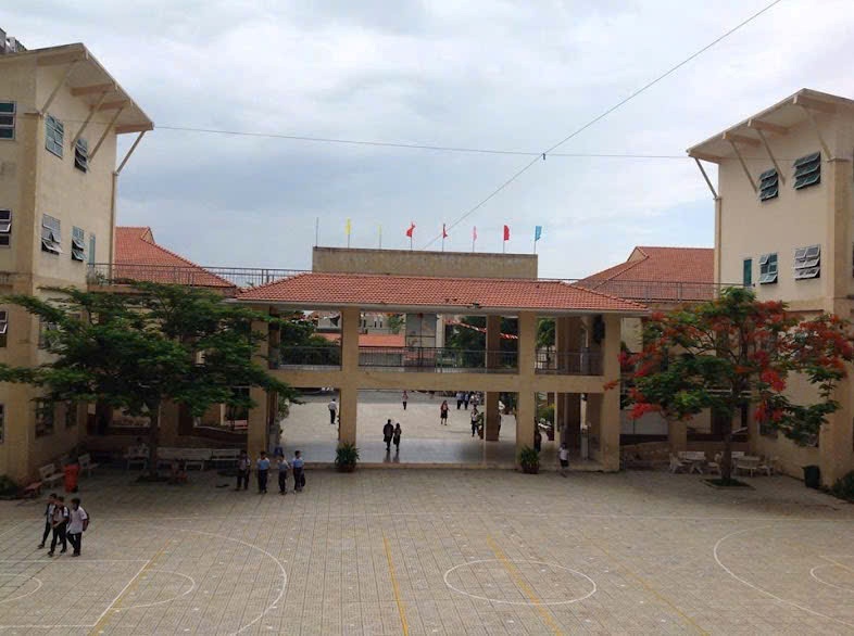 A student at Luong Dinh Cua Secondary School (Thu Duc City, Ho Chi Minh City) fell from the first floor. Photo: Thanh Binh