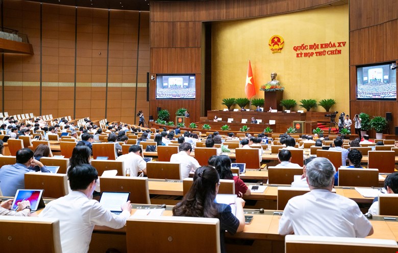 The draft Law amending and supplementing a number of articles of the Law on Handling of Administrative Violations has stipulated the positions with the right to temporarily detain people under administrative procedures. Photo: Quochoi.vn
