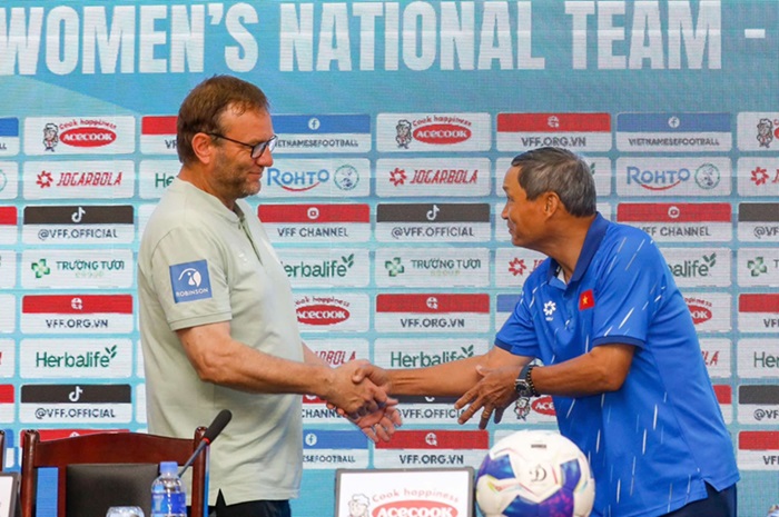 Coaches Mai Duc Chung and Thomas Horsch at the press conference on the morning of May 15. Photo: Minh Dan