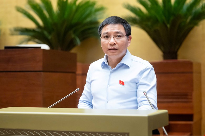 Minister of Finance Nguyen Van Thang presented a report on mechanisms and policies for private economic development. Photo: Quochoi.vn