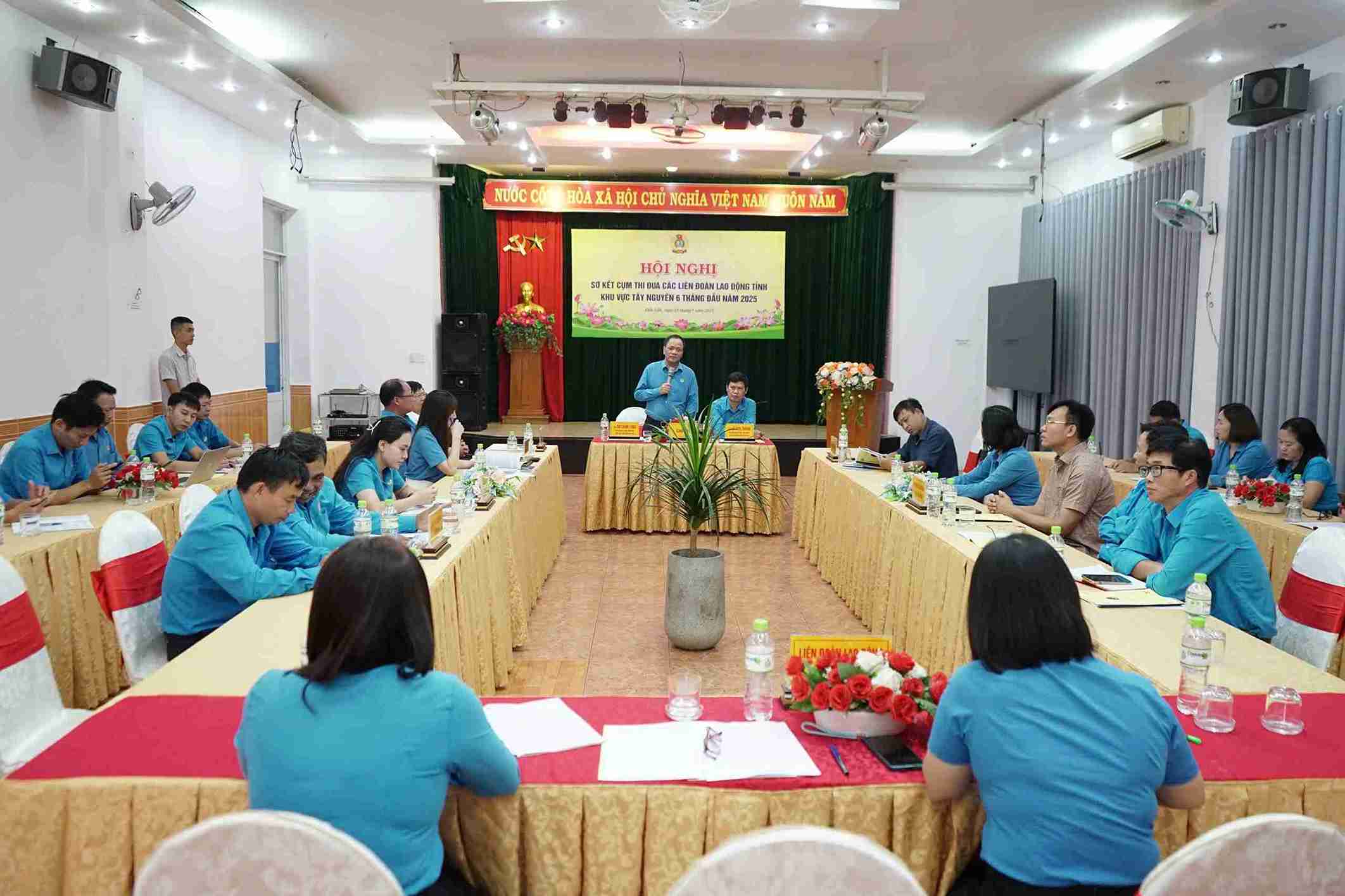Quang cảnh buổi họp. Ảnh: Bảo Trung