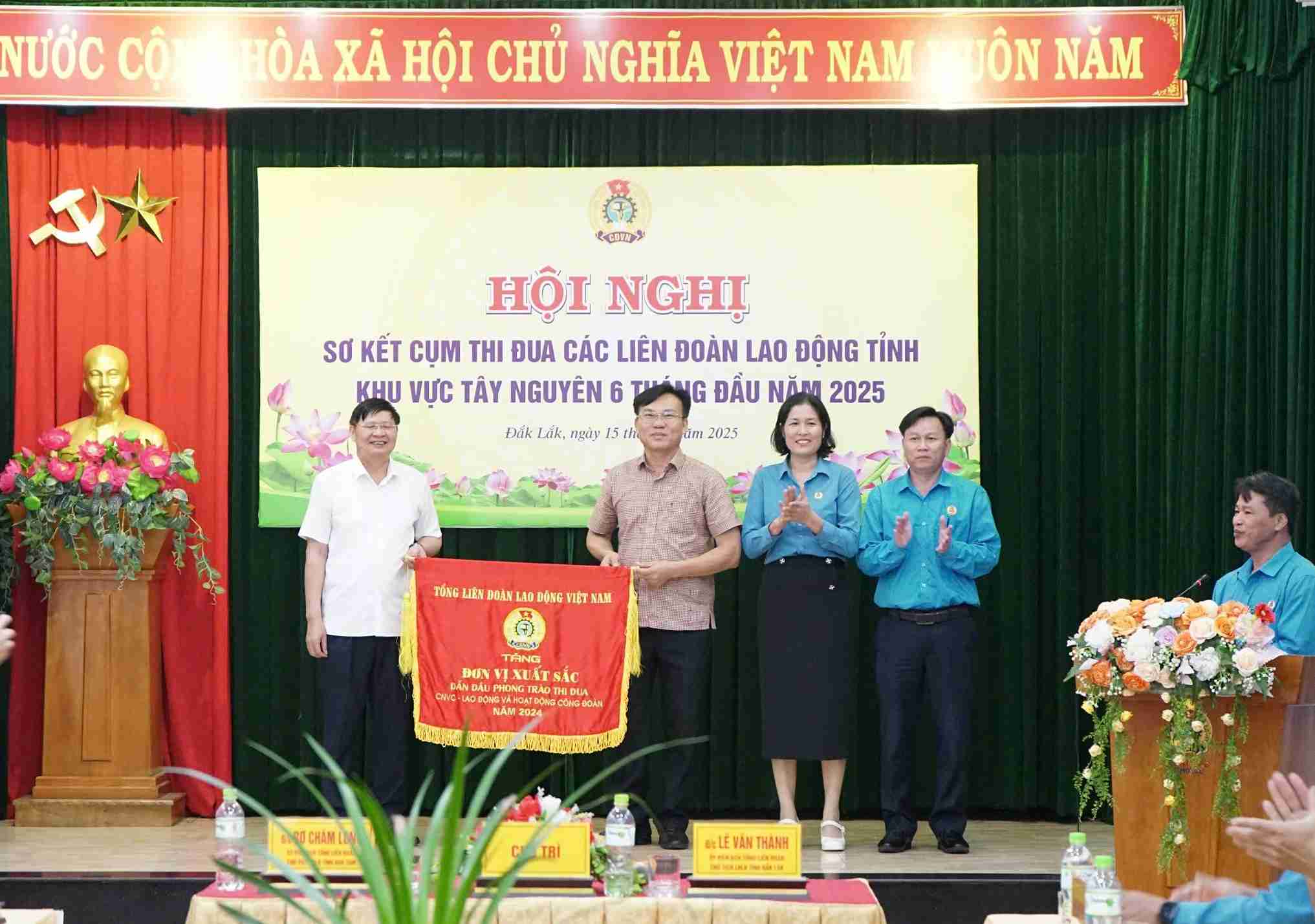The leaders of the Vietnam General Confederation of Labor presented the Emulation Flag to the Dak Nong Provincial Federation of Labor. Photo: Bao Trung