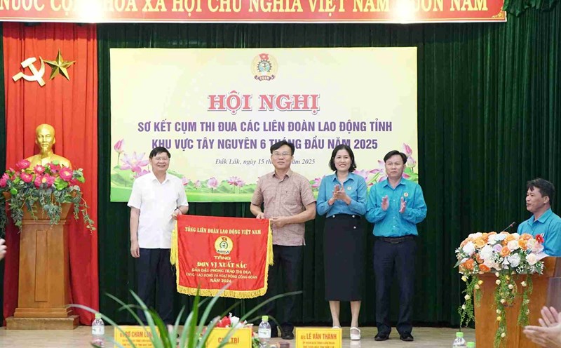 The leaders of the Vietnam General Confederation of Labor presented the Emulation Flag to the Dak Nong Provincial Federation of Labor. Photo: Bao Trung