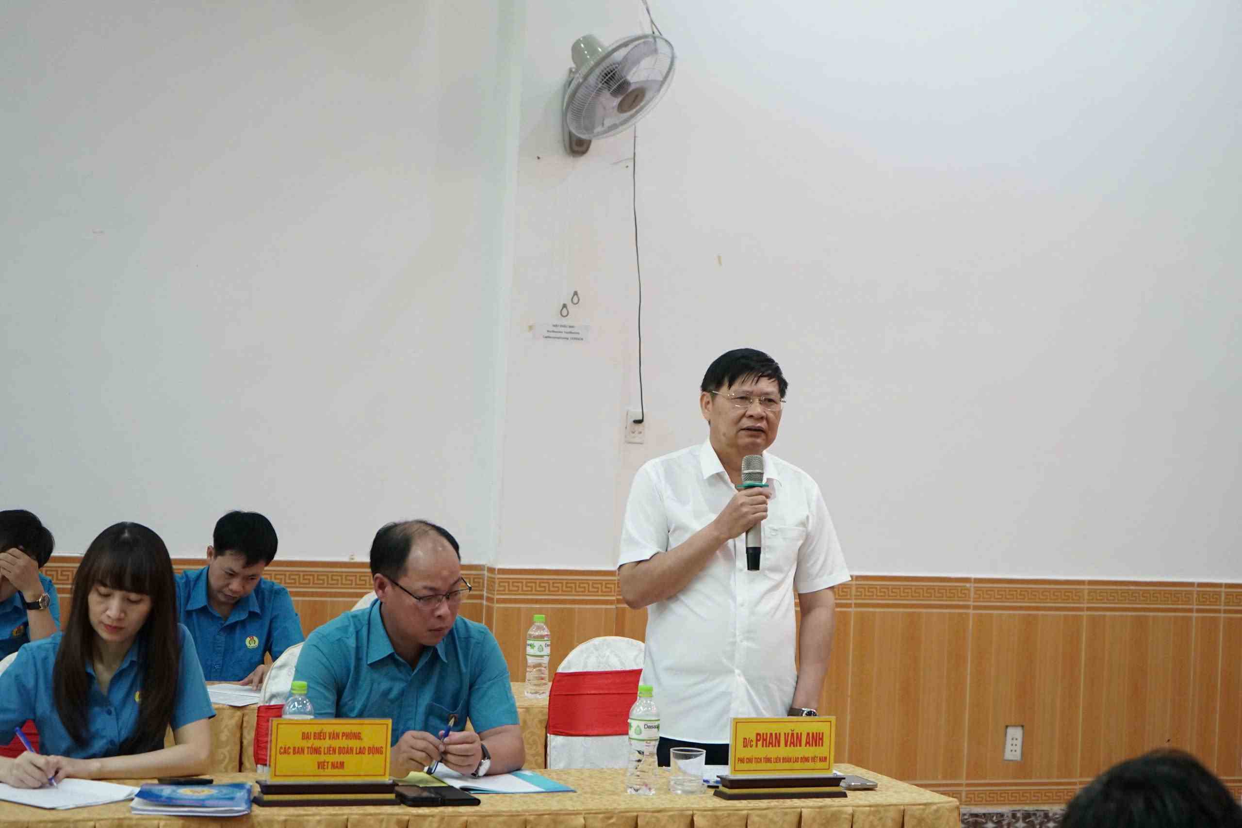 Ông Phan Văn Anh - Phó Chủ tịch Tổng LĐLĐ Việt Nam đánh giá cao những thành tích công đoàn các tỉnh vùng Tây Nguyên đạt được. Ảnh: Bảo Trung