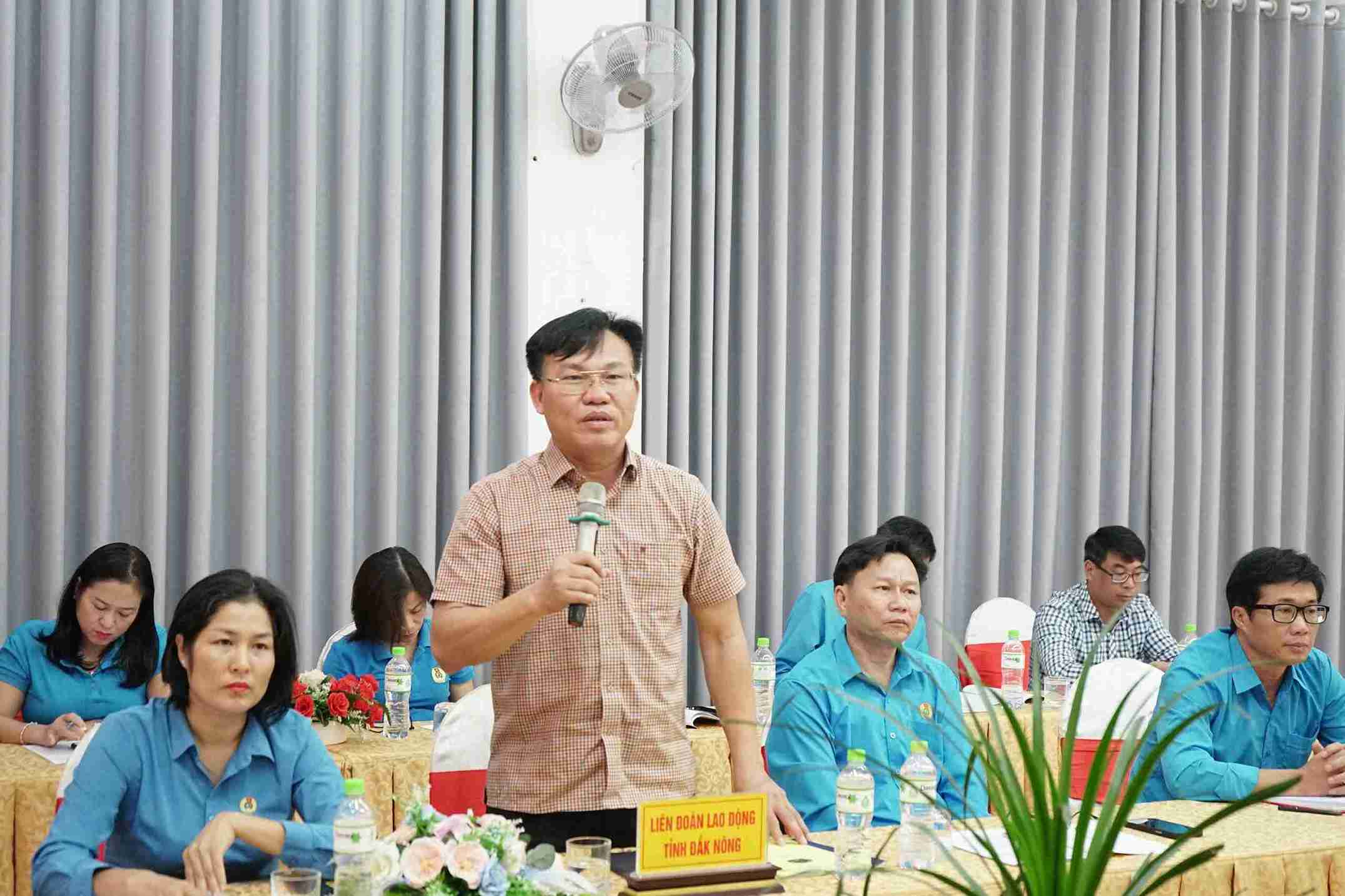Ông Đoàn Văn Sự - Chủ tịch LĐLĐ tỉnh Đắk Nông phát biểu góp ý. Ảnh: Bảo Trung