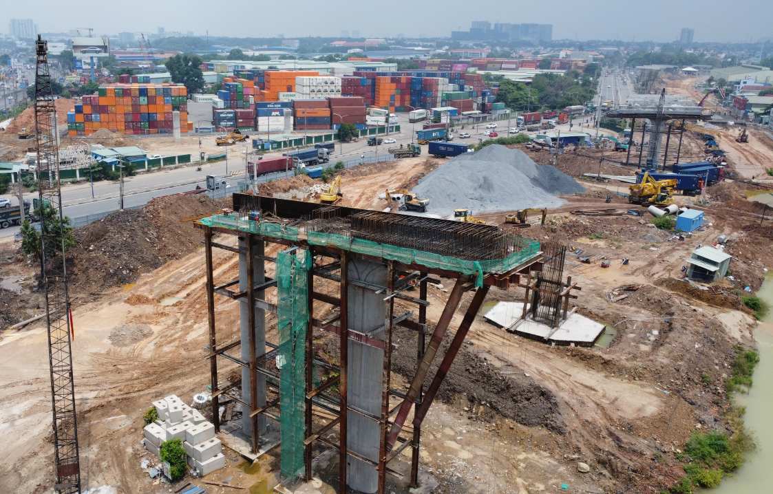 Construccion del proyecto de paso elevado del proyecto de interseccion de Tan Van de Ring Road 3 Ho Chi Minh City. Foto: Dinh Trong