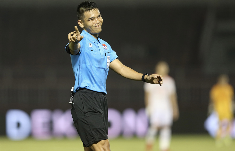 Referee Songkran Bunmeekiart has held positions in the V.League many times. Photo: VPF