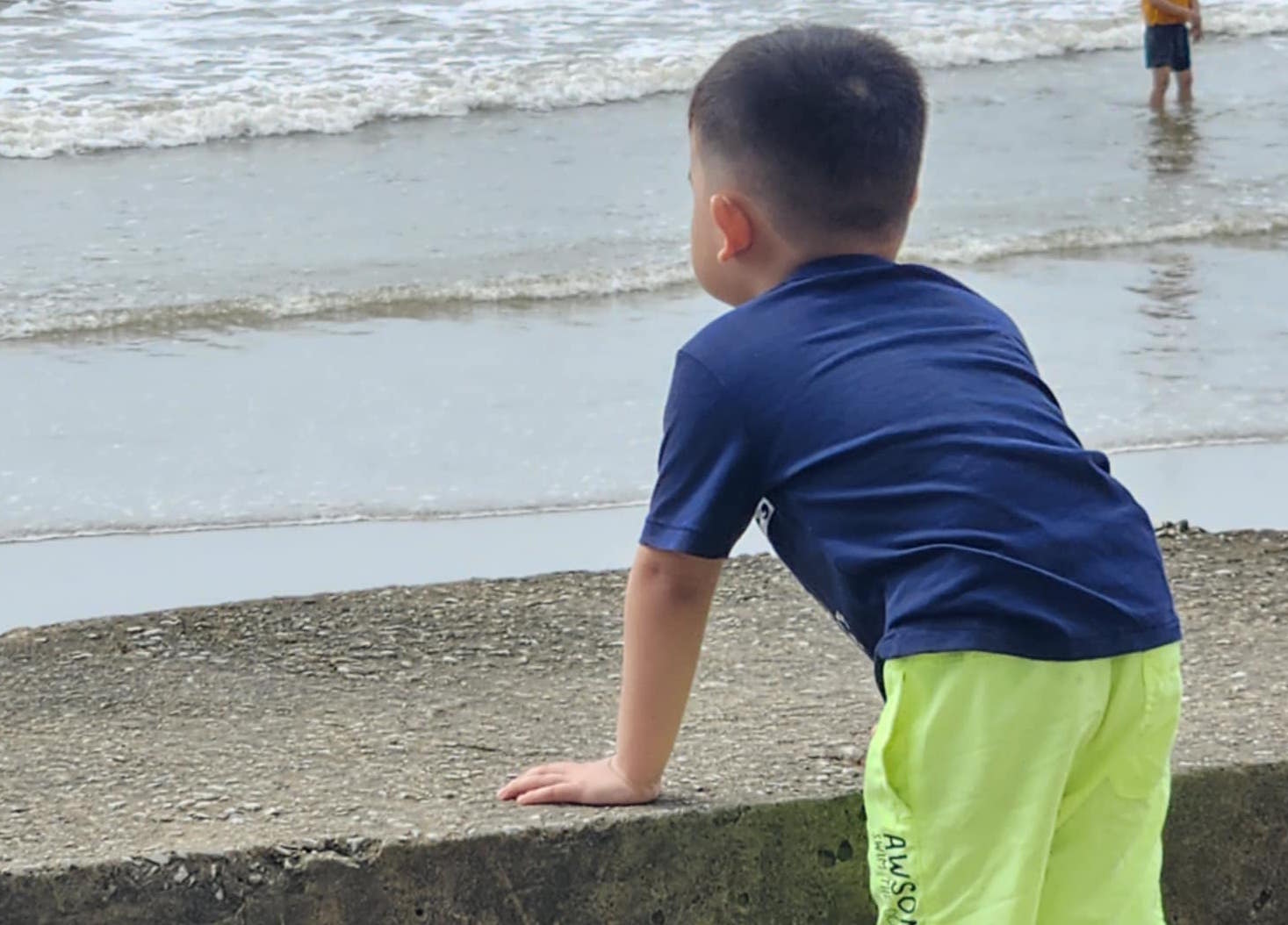 Parents should take appropriate words of comfort and encouragement to help children overcome their grief soon. Photo: Trang Pham