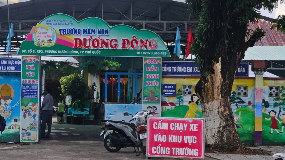 Disciplina de la Junta Directiva y maestros de Duong Dong Kindergarten, Ciudad Phu Quoc relacionada con el estudiante. Foto: Xuan NHI