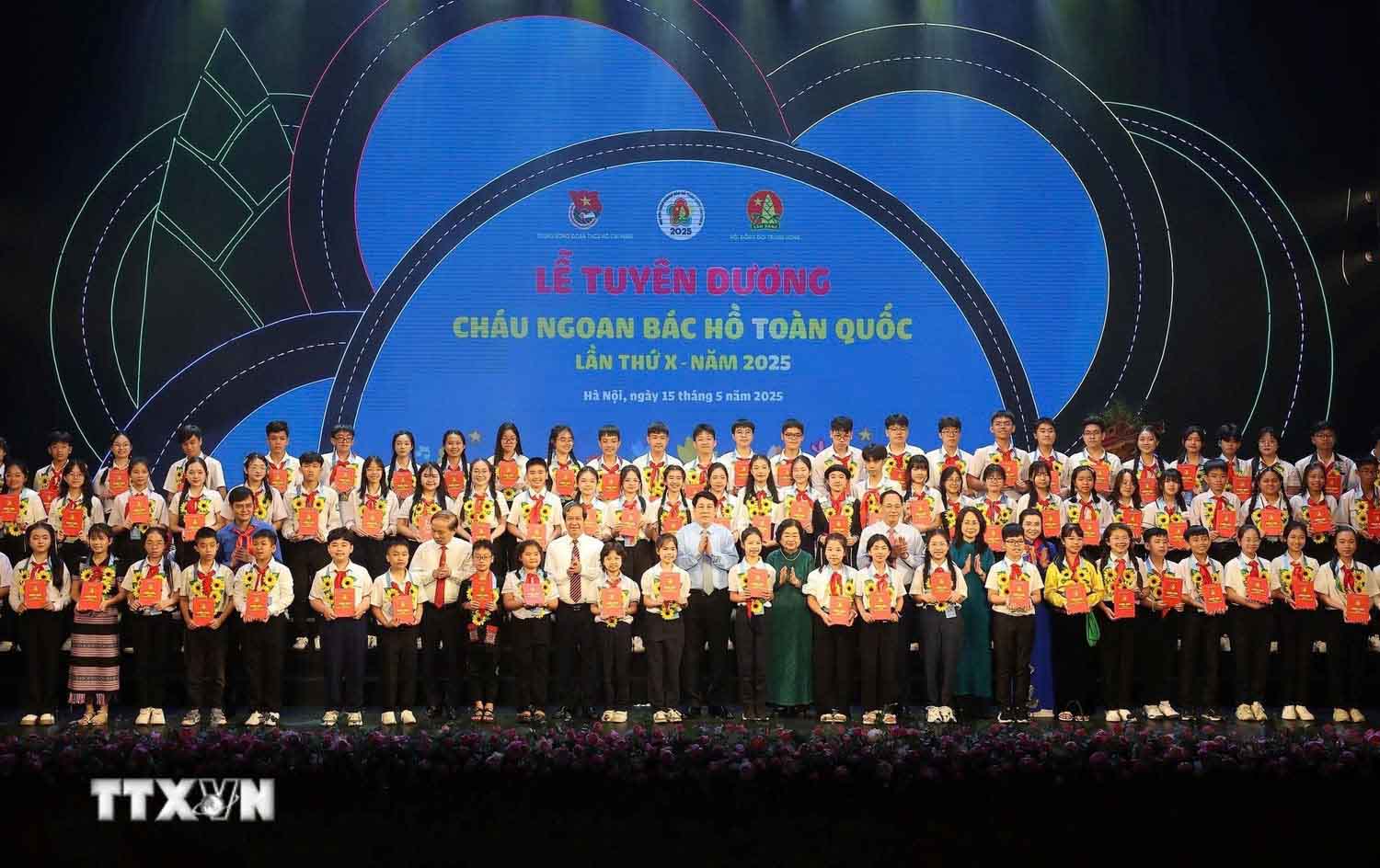 Chu tich nuoc Luong Cuong voi cac dai bieu Chau ngoan Bac Ho duoc tuyen duong. Anh: TTXVN